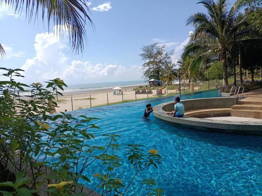 Timurbay Seafront Residence By Ozzy Azizi Kuantan Buitenkant foto