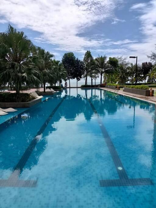 Timurbay Seafront Residence By Ozzy Azizi Kuantan Buitenkant foto